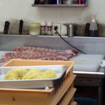 長町ラーメン - バラ肉の巻チャーシュー調理前です。
      昼営業終了間際に見られる光景ですね。^ - ^
