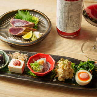 旬と素材にこだわった和食を自然派ワインと日本酒で楽しむ