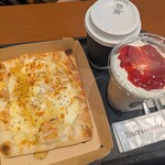 タリーズコーヒー - 料理写真:ピッツァ クアトロフォルマッジ セット(アイスコーヒー)¥980、ご褒美いちごティーリスタ Short¥700