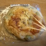 パン工場 - 料理写真:枝豆チーズ１２９円。  枝豆を練り込んだ生地にチーズをトッピングして焼き上げてあります。