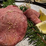 炭火焼肉 ホルモン にく式 - 上タン　ネギたん