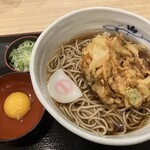 いろり庵 きらくそば - 料理写真:かき揚げ天玉そば690円