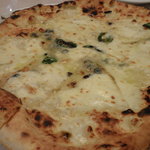 ピッツエリア エ トラットリア ダ イーサ - クアットロ フォルマッジ