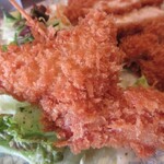 かきの木 - 櫛形に切った玉ねぎと、赤いウインナー