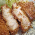 かきの木 - チキンカツはサクサクで、中はふんわりやわらか～い。
