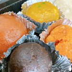 Kumari Mart - ミックススイーツのアップ。インドの激甘お菓子詰め合わせ