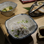 三陸鮮魚と炭焼牛たん かっこ - 釜揚げシラスの酢の物　450円
