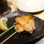 三陸鮮魚と炭焼牛たん かっこ - 鶏手羽中焼き　484円