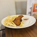 大衆ビストロ シャル 渋谷 - のり塩パルミジャーノポテトと唐揚げ