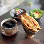 うつわcafeと手作り雑貨の店 ゆう - ジューシーハンバーグチェダーチーズのホットサンドセット