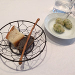 パスタセットに付いてくる、パンとゼッポレ。
          これは、嬉しい♪