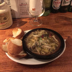 Gyo-Bar - 魚介とキノコのアヒージョ 790円
      バケット 250円