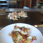 とんぼ亭 - お好み焼きランチ:トッピングエビ、イカ。