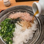 手打ち蕎麦と酒肴 いちだい - つゆを注いで