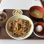 すき家 - 料理写真:牛丼（中盛）、おしんこ、豚汁ランチ、850円。生玉子、90円。