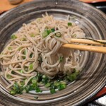 手打ち蕎麦と酒肴 いちだい - 蕎麦を啜る