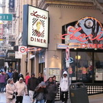 Lori’s Diner - パウエル線の真横です