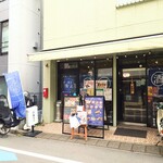  寿司酒場 すし屋の秀ヨシ - 白を基調にしたファサード。