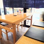  寿司酒場 すし屋の秀ヨシ - 玄関入ってすぐ左の席。壁側の椅子は、畳敷きのベンチ。