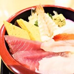  寿司酒場 すし屋の秀ヨシ - 人気店ならではの、新鮮な"ねた"がズラリと並びます。