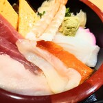 寿司酒場 すし屋の秀ヨシ - 彩りも美しい盛り付け。