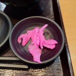  寿司酒場 すし屋の秀ヨシ - 箸休めの"柴漬け"。