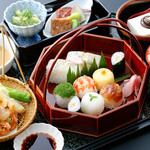 Itogen - 【春季限定】一日20膳限定「春のすし膳」。花見団子に見立てた手毬寿司や春野菜の天ぷらなど、季節の品をお楽しみ下さい
