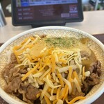 すき家 - チーズ牛丼（大盛り）のアップ画像｡