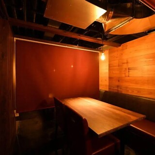【半個室テーブル：60名様まで】広々としたフロアは6名様ごとの半個室としてもOK
