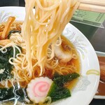 新来軒 - 極細の中華麺も美味しいスープに絡んで美味しい♪