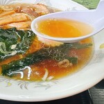 新来軒 - アッサリした鶏ガラのスープ‼️浮いてる油が風味と味深さを出している♪