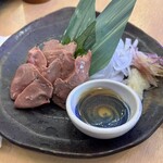 上野商店 - 鶏レバー！ボリュームにびっくり。低温調理されており、気分はレバ刺！ごま油につけて食すが、薬味のニンニクと生姜、そして玉ねぎスライスとミョウガが分かってるって感じ！