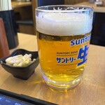 上野商店 - メガ生が何と税込460円は激安！！ちなみにレギュラーは275円。お通しは、マカロニ入りのポテサラ！