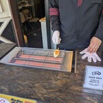 カネハチ橋本かまぼこ店 - 目の前で炙ってくれる