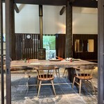 そば処 藤村 - 広々とした店内はゆったりとしており客席のピッチも余裕があります。人との距離や音が気になる私はポイント高し。