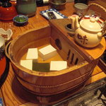 まる屋 - 樽源の桶で"湯豆腐"。