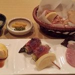 桜里 - 桜里弁当の一部、自家製生ハム＆ベーコンが自慢
