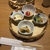 おばんざい・炙り焼き・酒 菜な - ランチ限定菜なの特選膳〈一の膳〉前菜　盛り合わせ(四種)
