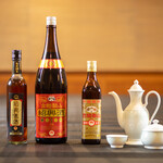 中国料理 藍海 - ドリンク写真:紹興酒のボトルを並べて