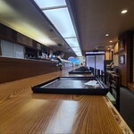 サラリーマン割烹 大増 - 店内はベージュ色の天井、クリーム色の壁、土間コンクリート床、お座敷には障子扉、割烹居酒屋さんらしい空間
BGM代わりのTV音声&ラジオ音声
お席はカウンター17席、お座敷に30席があり合計47席