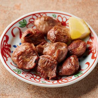 【焼き鳥の新常識】名物の刺さないワンコイン焼き鳥が人気