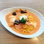 ベビーフェイス プラネッツ - ナスとモッツァレラのトマトクリームパスタ