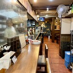 大衆食堂 呑ノ刻 - 奥に長い大衆的な雰囲気
