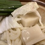 春日 - 底には、コシしっかりめのうどん、と、餅（2こ）