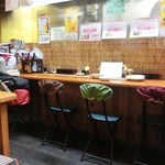 餃子菜館 万徳 - カウンター×6席、4人テーブル×2席