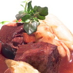 キアーロ・ディ・ルナ - 柔らかく煮込まれた肉と旨味を凝縮させたソース