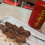 功夫ラーメン 中華料理 - 羊肉串(ヤンロウチュアン) 400円、王老吉(ワンラオジー) 300円✨️串焼きと甘い中華ジュース！