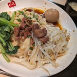 功夫ラーメン 中華料理 - 西安泼油面(シーアンヨウポーメン) 950円✨️混ぜて頂く油そばです。スープ付きで麺は刀削麺を選んで140g♪
