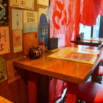 くんち - １人でも気軽に食事が楽しめるカウンターの他、テーブル席があります。