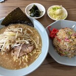八戸商店 - 料理写真:2026/4 ネギラーメン(味噌)チャーハンセット　無料のワカメとキャベツの浅漬けを添えて
